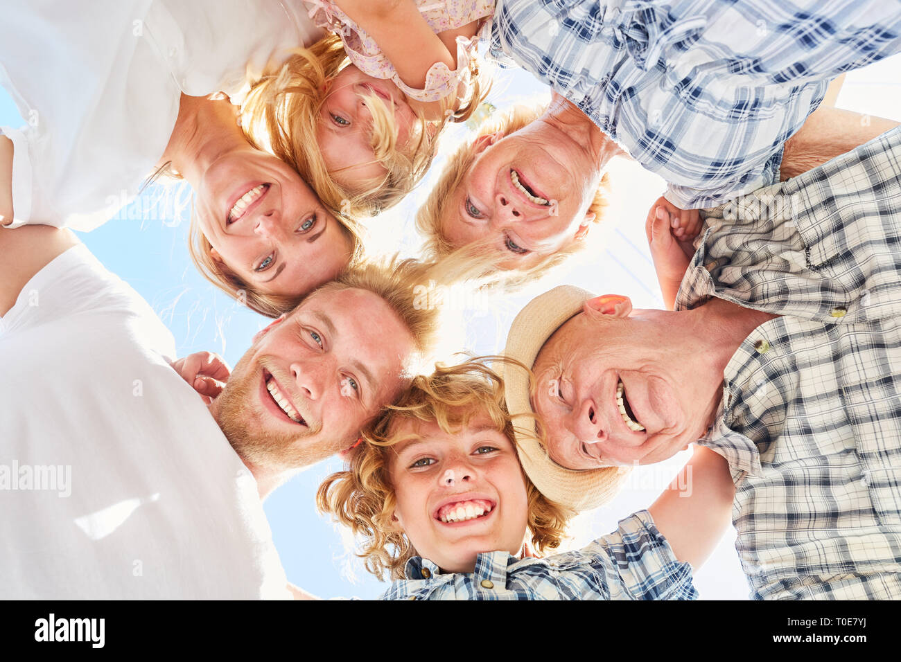 Drei Generationen der Familie in einem Kreis als eine glückliche und harmonische Gemeinschaft Stockfoto