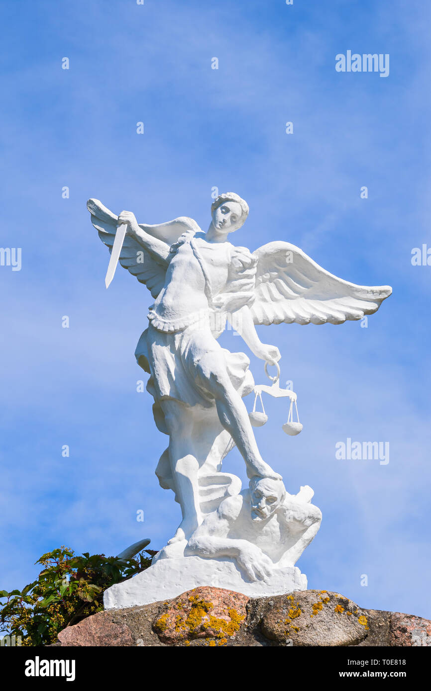 Skulptur des Heiligen Erzengels Michael mit Schwert und Waage markante  Teufel Stockfotografie - Alamy