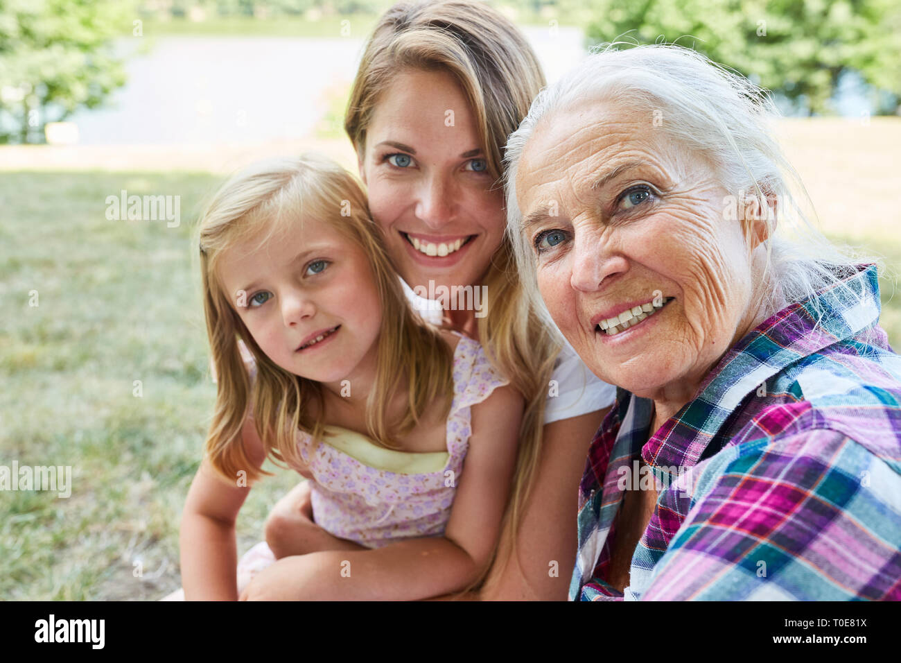 Frauen in drei Generationen als eine erweiterte Familie im Sommer im Garten Stockfoto
