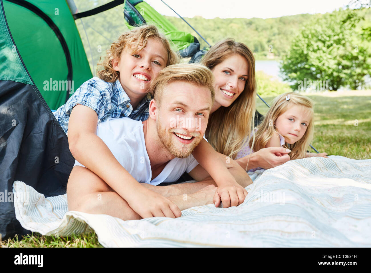 Glückliche Familie mit zwei Kinder Camping in der Natur oder auf einem Campingplatz Stockfoto