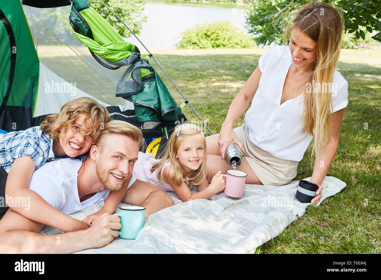 Glückliche Familie mit zwei Kinder Camping in der Natur im Sommer Urlaub Stockfoto