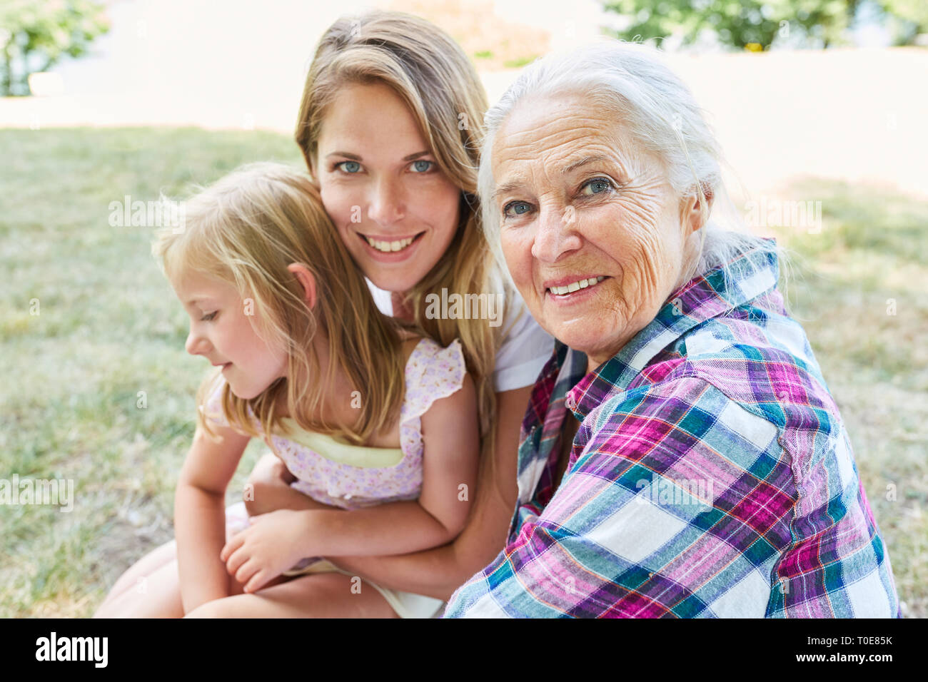 Ältere Frau als Großmutter zusammen mit ihrer Tochter und Enkelin im Sommer Stockfoto
