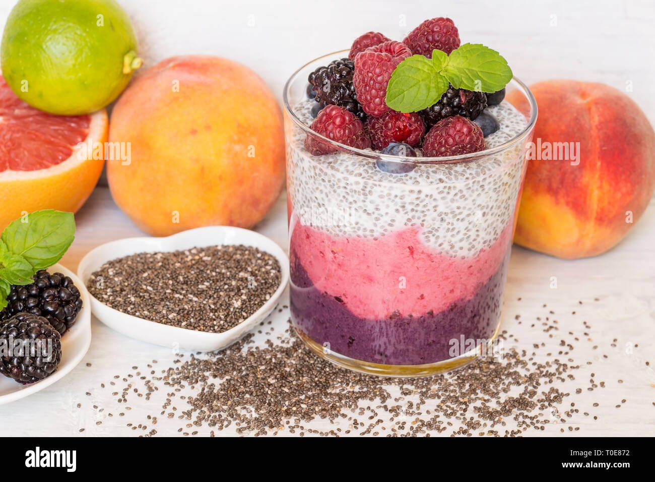 Chia und Berry Smoothie in einem Glas Stockfoto