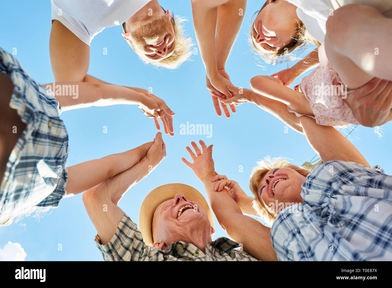 Erweiterte Familie oder mehrere Generationen der Familie als eine glückliche Gemeinschaft Stockfoto