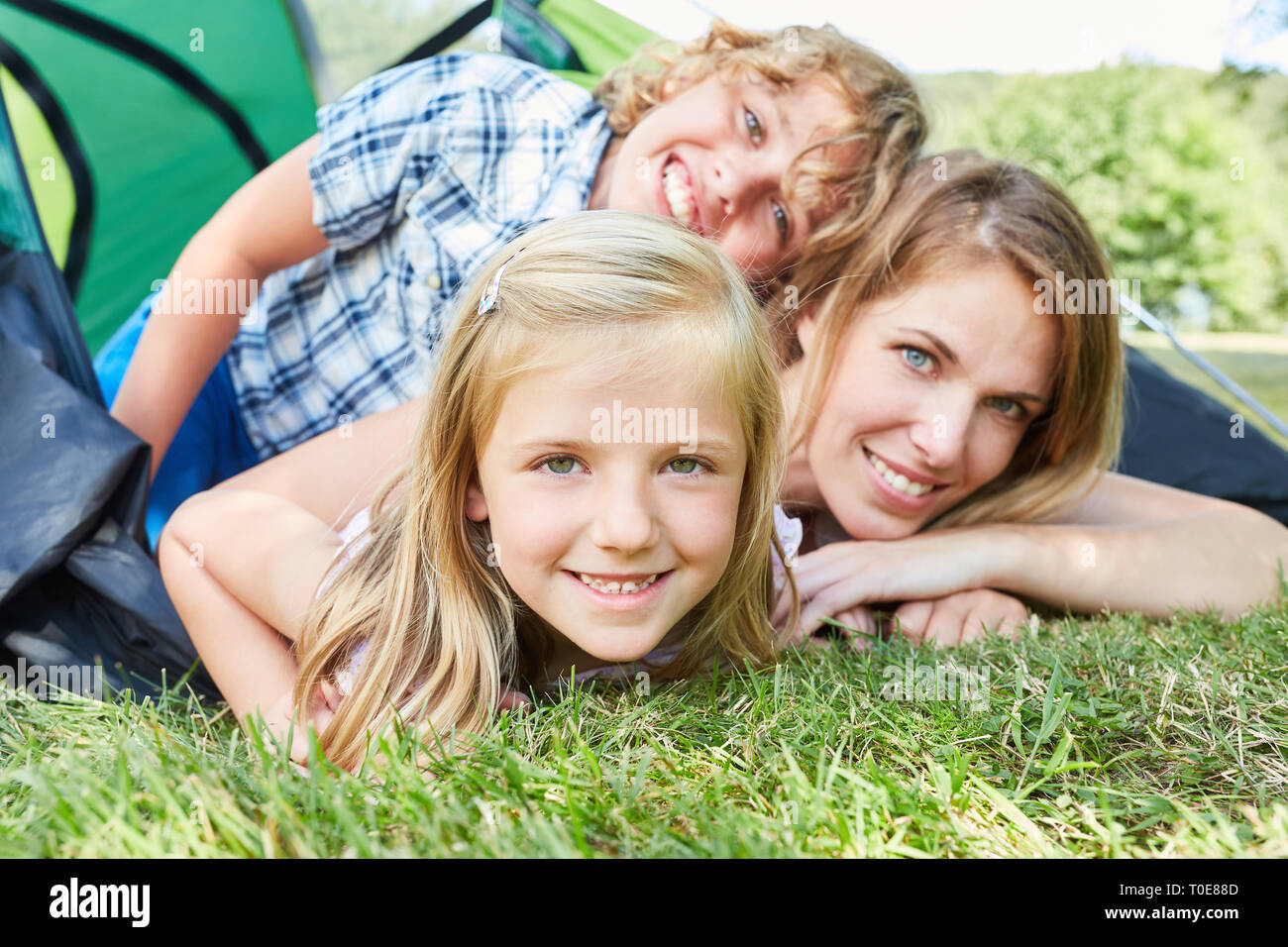 Geschwister Kinder zusammen mit ihrer Mutter vor dem Zelt im Sommer Ferien Stockfoto
