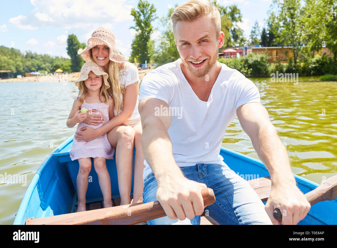 Vater mit seiner Familie in das Ruderboot ist ein Ausflug auf einem See im Sommer Stockfoto