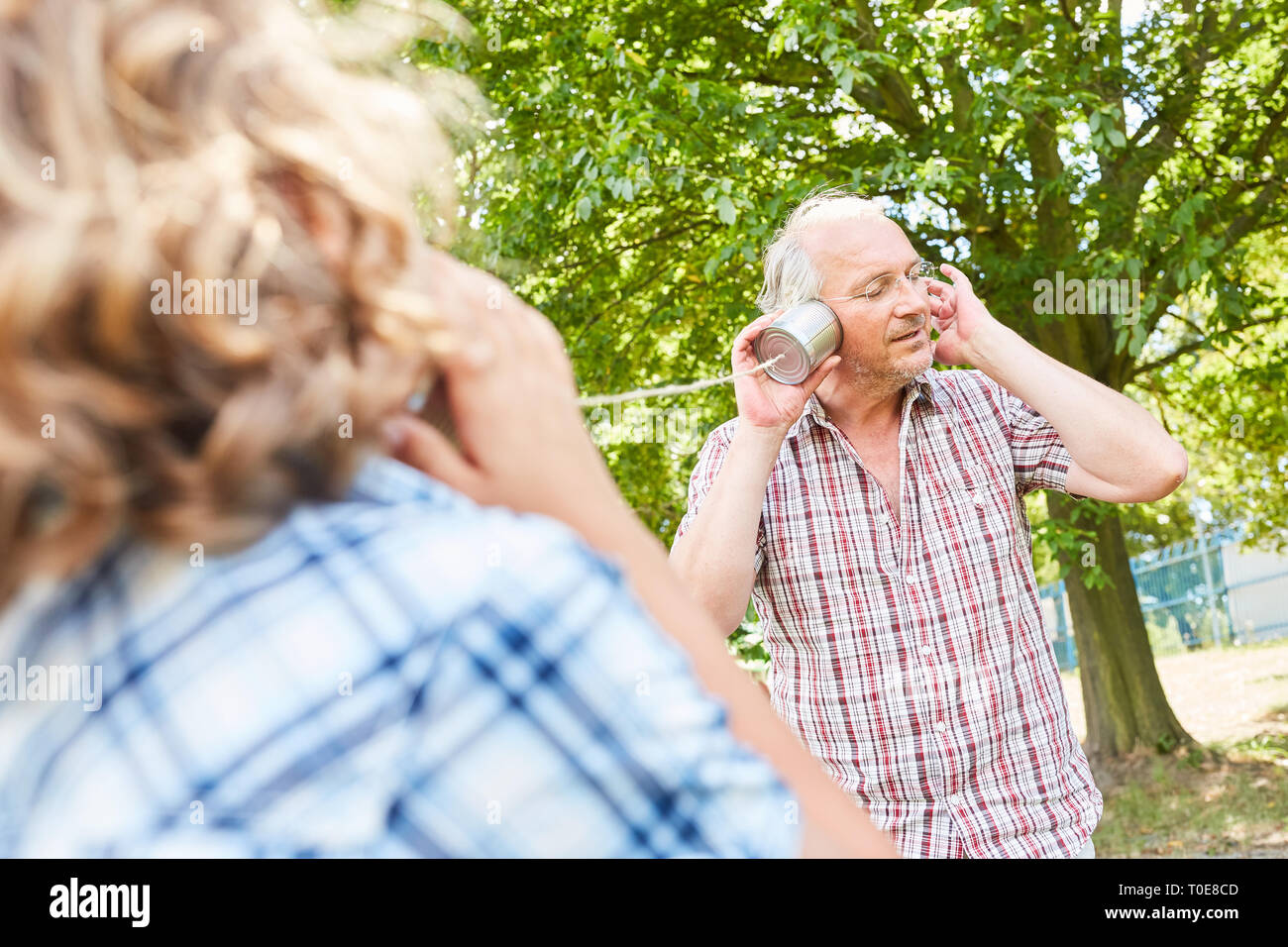 Großvater und Enkel mit können Telefon miteinander sprechen, in den Sommerferien Stockfoto