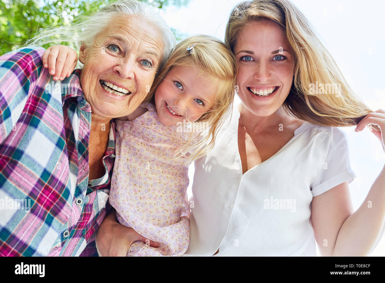 Frauen in 3 Generationen mit Oma und Enkelin als erweiterte Happy Family Stockfoto