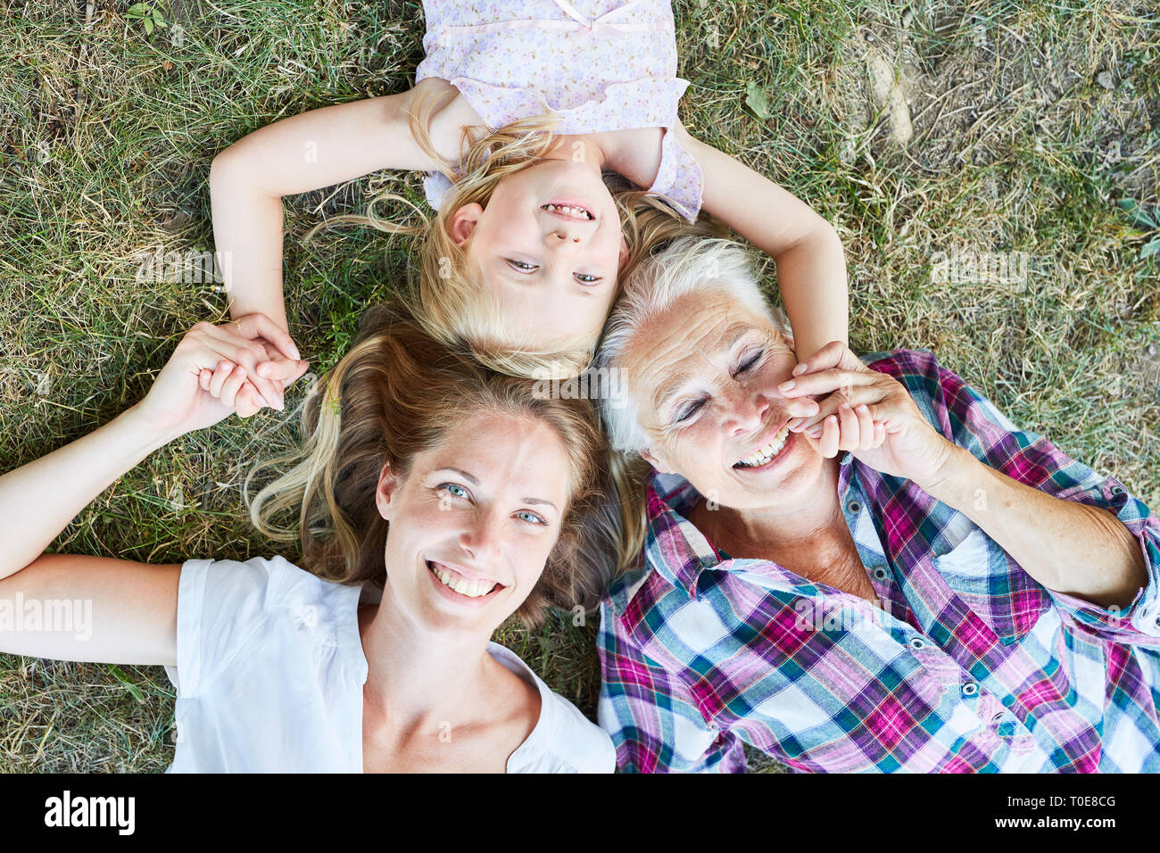 Frauen in drei Generationen mit Großmutter und Enkelin als erweiterte Happy Family Stockfoto