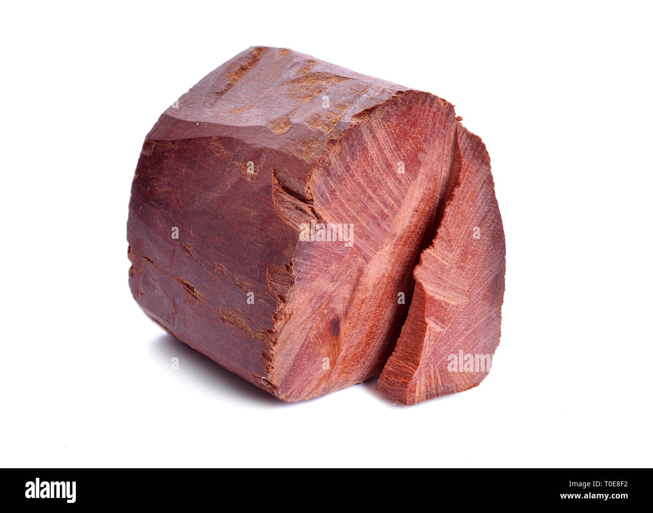 Chandan oder rotes Sandelholz Stück isoliert auf weißem baclground. Stockfoto