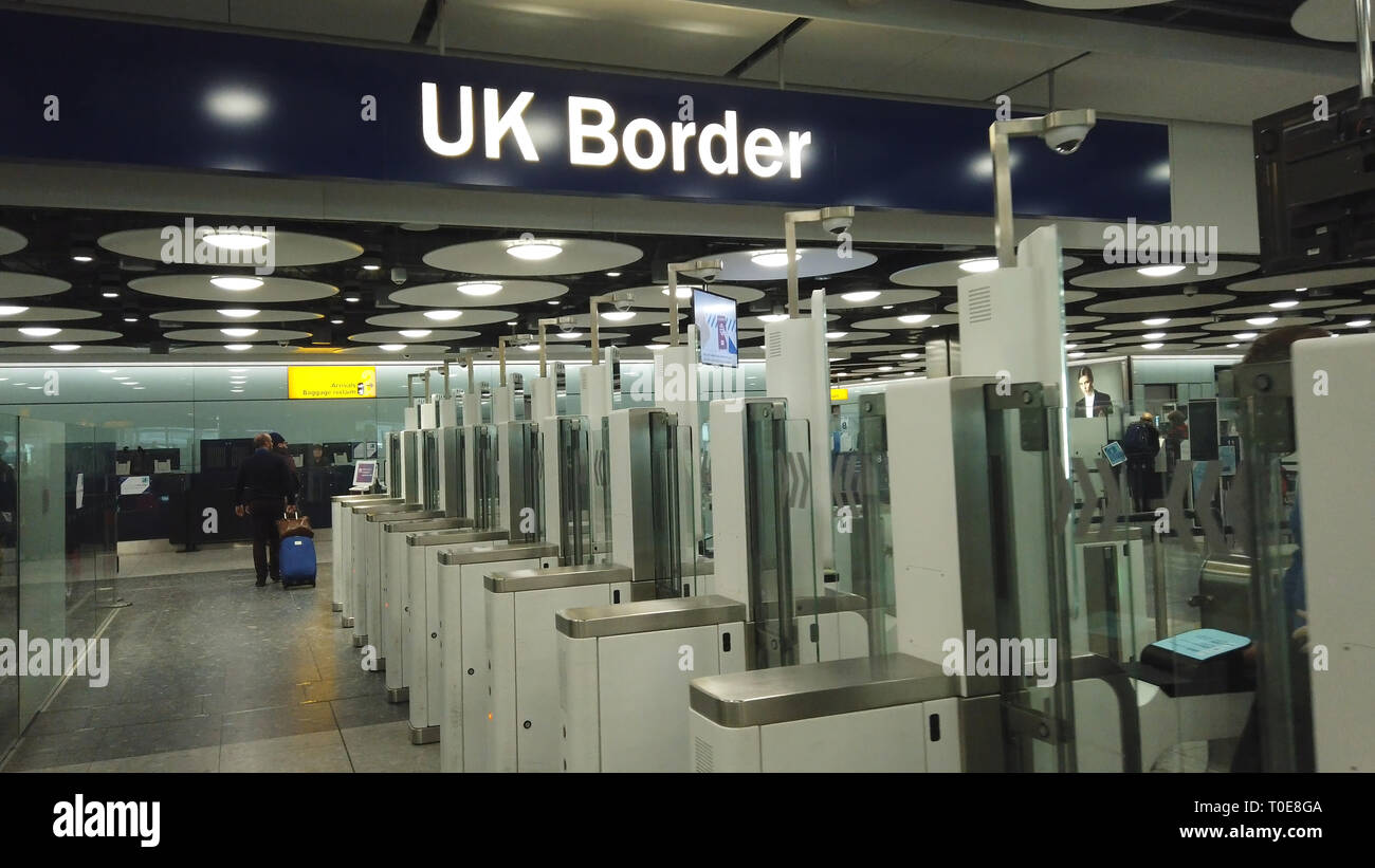 Vereinigtes Königreich internationale Grenzkontrollen checkpoint am Flughafen Heathrow Stockfoto