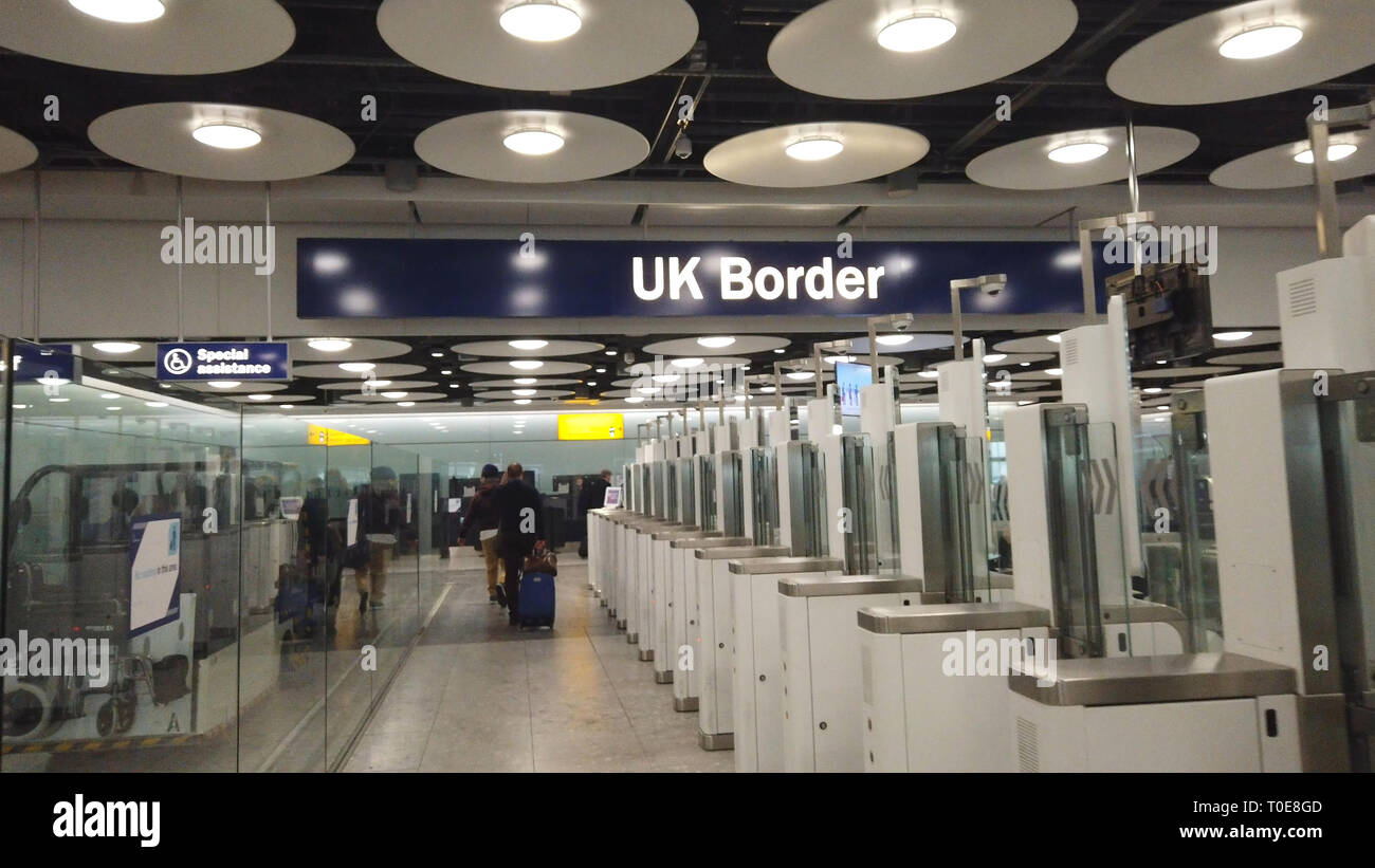 Vereinigtes Königreich internationale Grenzkontrollen checkpoint am Flughafen Heathrow Stockfoto