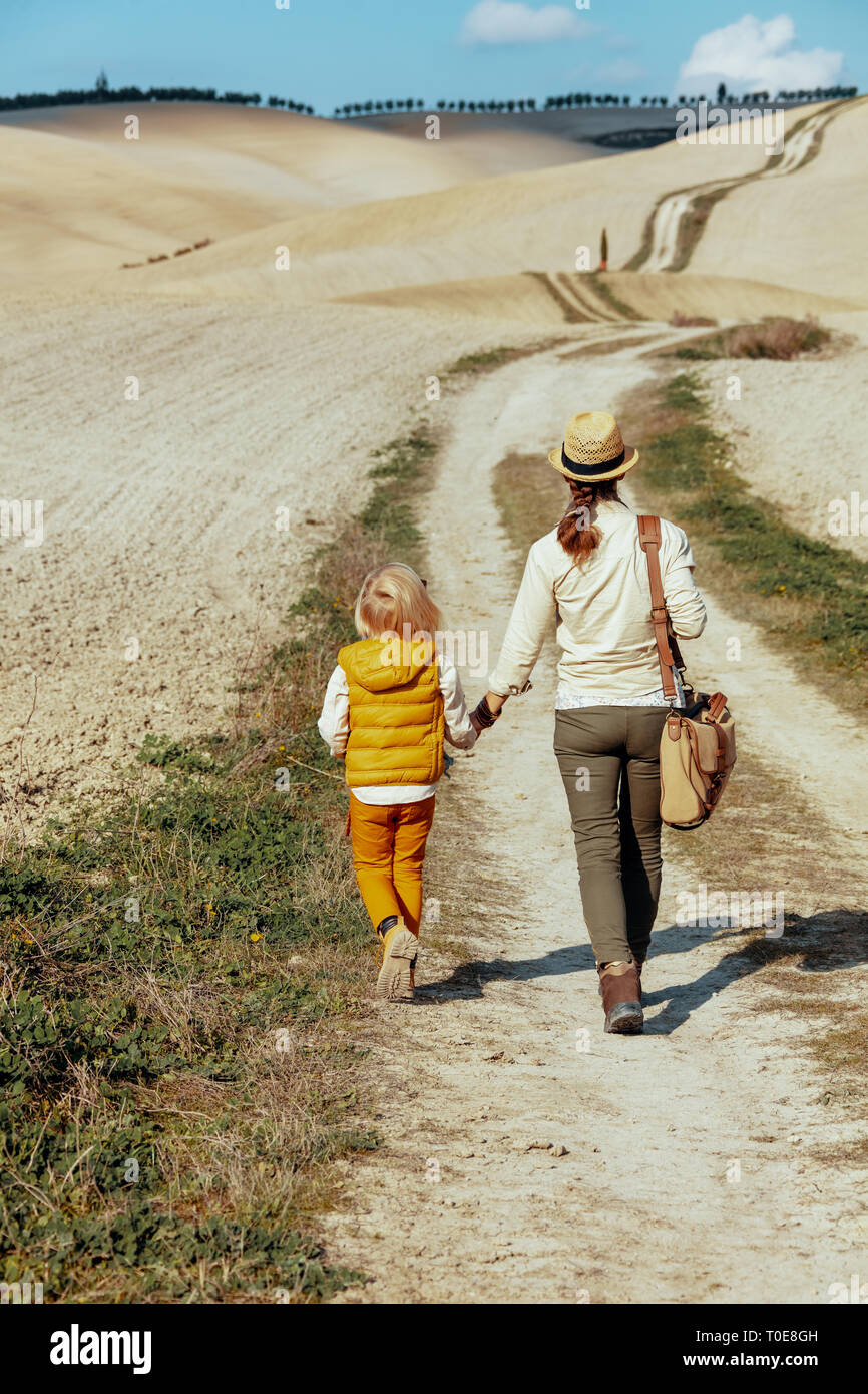 Von hinten passen für Mutter und Kind in der Toskana, Italien in Walking Tour gesehen. Stockfoto