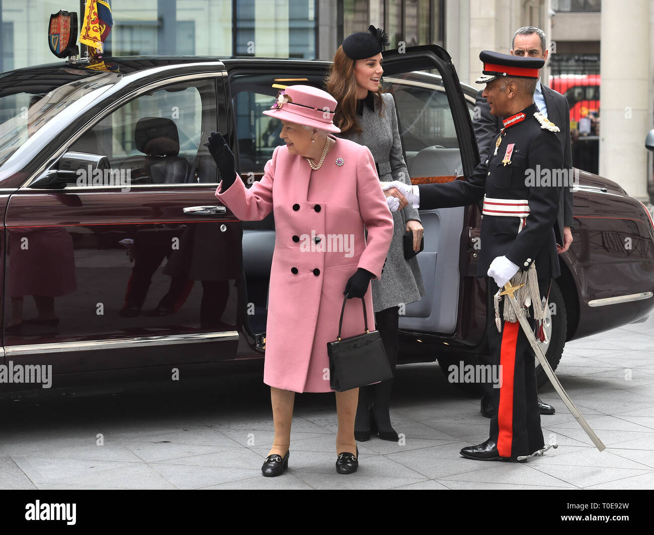 Die Lord-Lieutenant von Greater London, Sir Kenneth Olisa, grüßt Queen Elizabeth II und die Herzogin von Cambridge, wie sie für einen Besuch des King's College London, wo sie Bush House, die neuesten Bildung und Lernen Einrichtungen am Strand Campus ankommen. Stockfoto