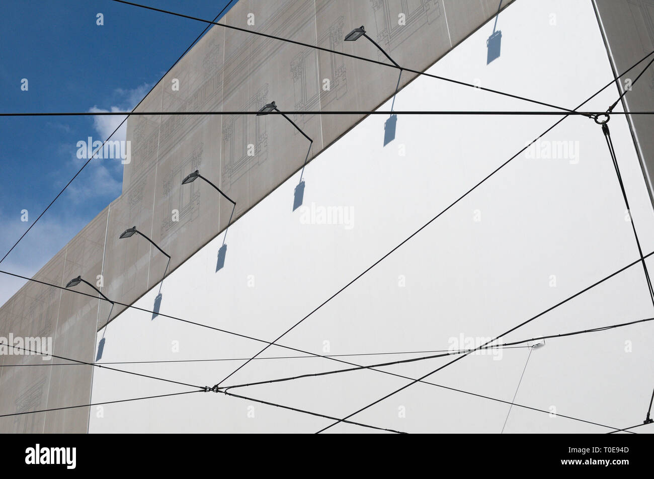 Leere Plakatwand und Straßenbahn Kabel, Mailand, Italien Stockfoto