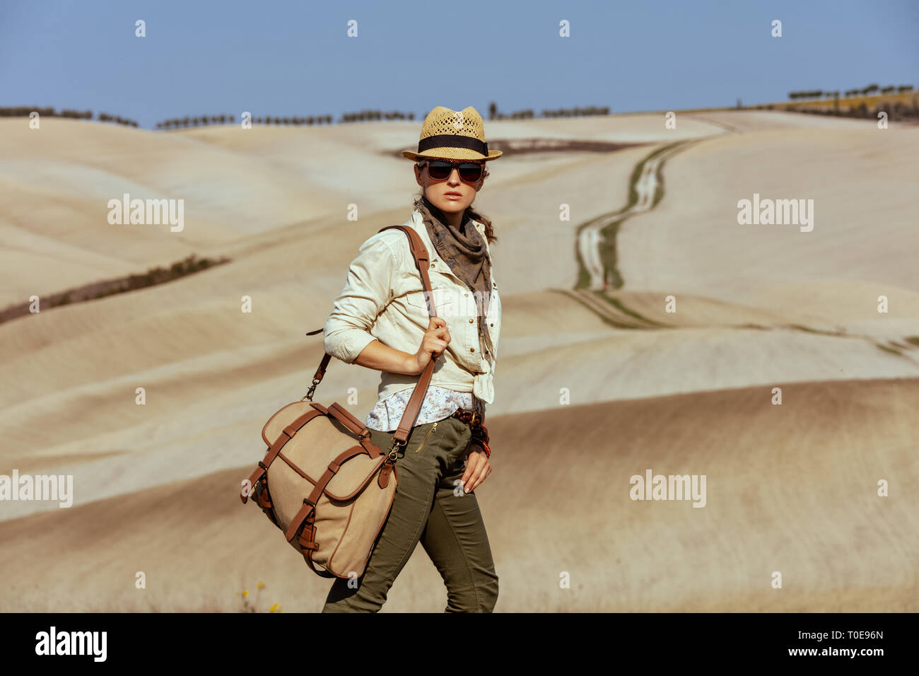 Portrait von zielstrebige junge Frau Wanderer in Wanderkleidung mit Beutel genießen Sie im Sommer die Toskana. Stockfoto
