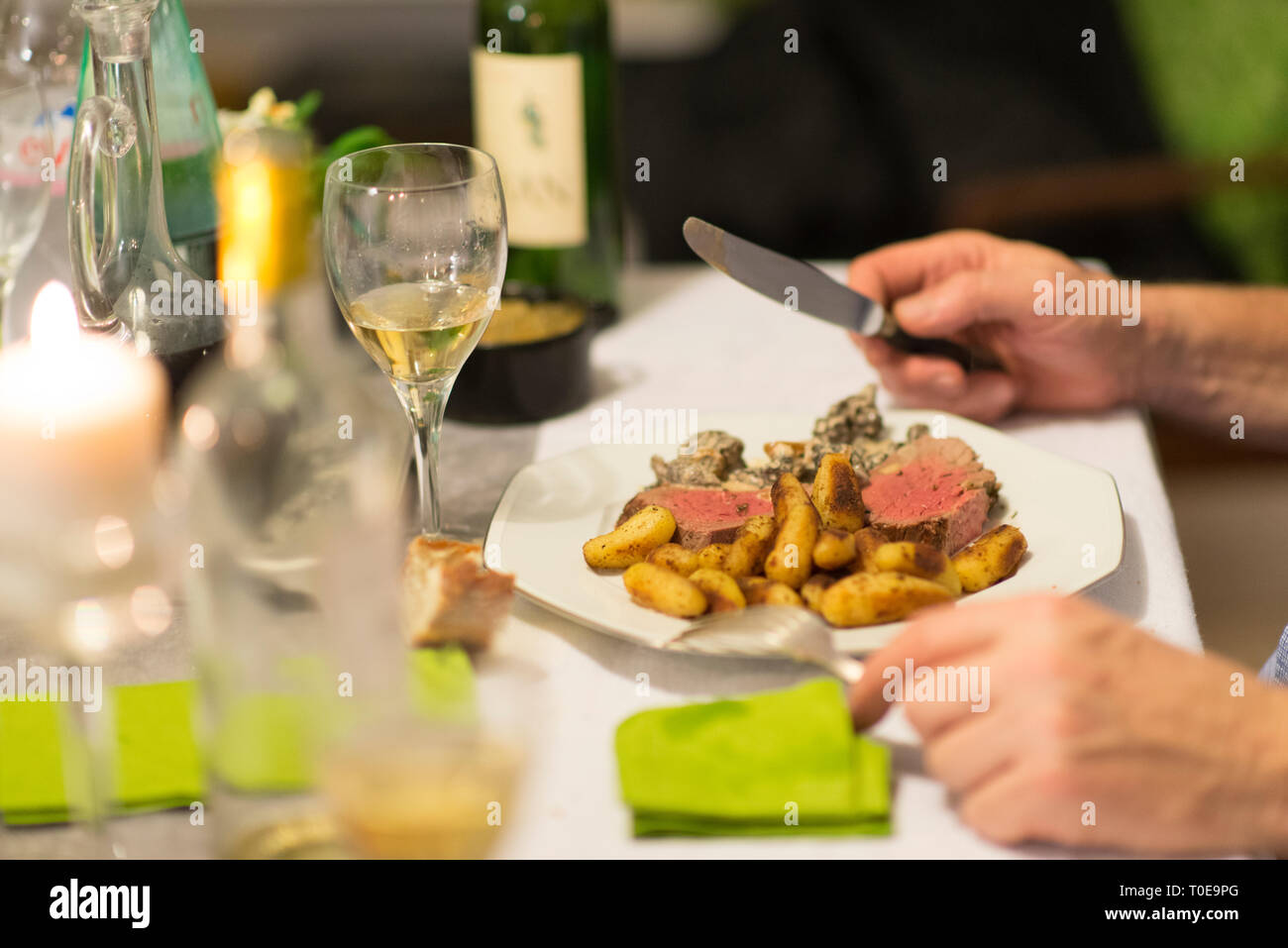 Rinderfilet, Morcheln und Ratte Kartoffeln für Weihnachten Diner. Französische Spezialität für festliche Weihnachtsfeier. Stockfoto