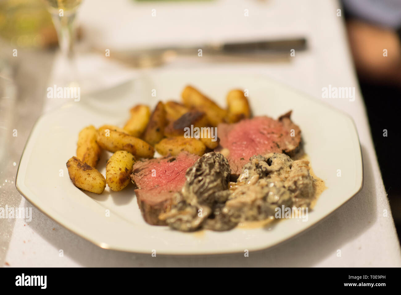 Rinderfilet, Morcheln und Ratte Kartoffeln für Weihnachten Diner. Französische Spezialität für festliche Weihnachtsfeier. Stockfoto