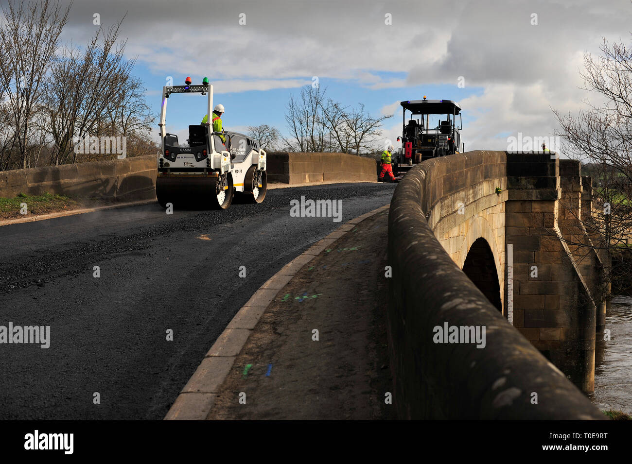 Re Belag der Straße bei Masham Brücke North Yorkshire England Großbritannien Stockfoto