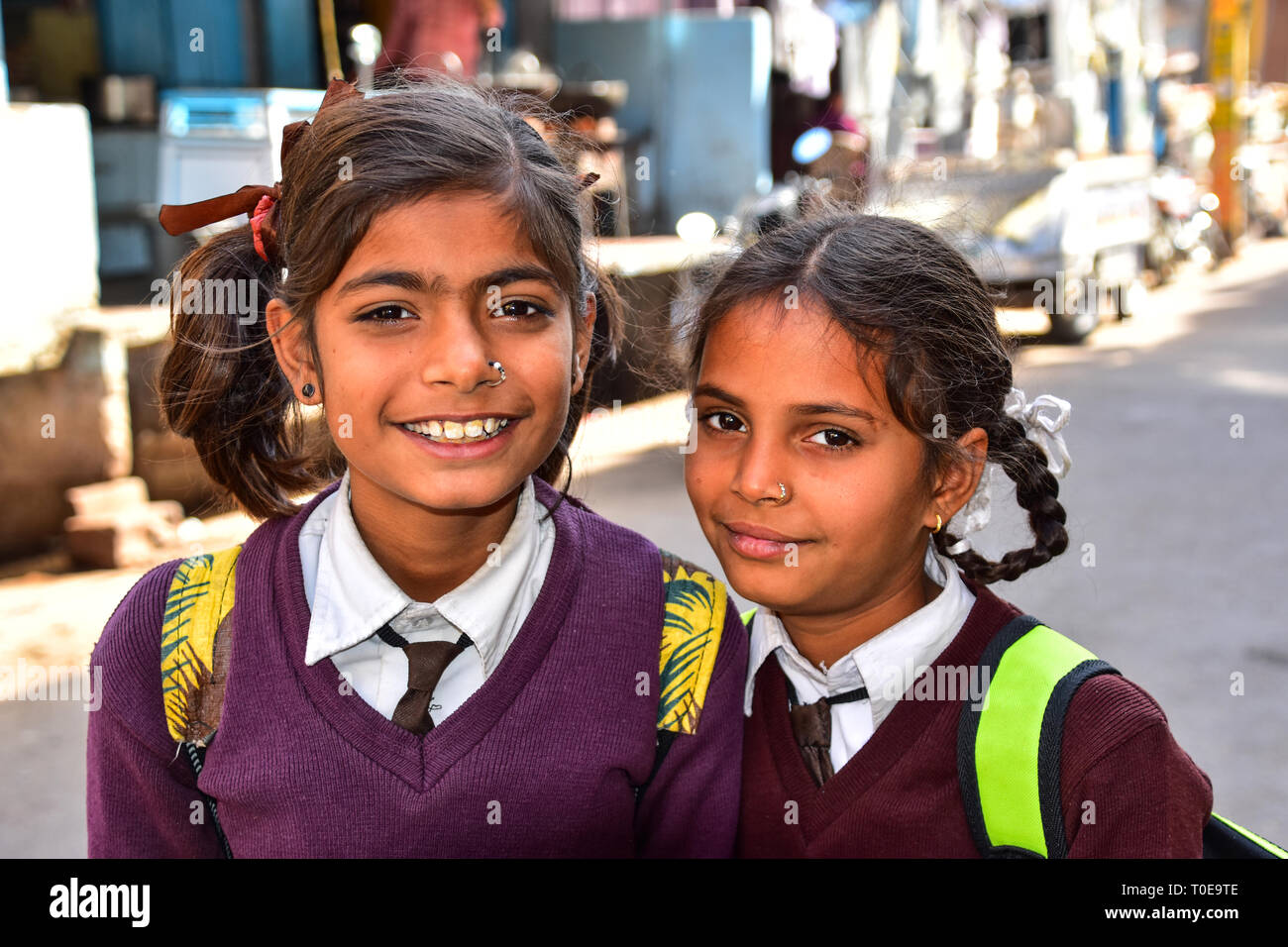 Indian Schoolgirls Smiling In School Stockfotos Und Bilder Kaufen Alamy