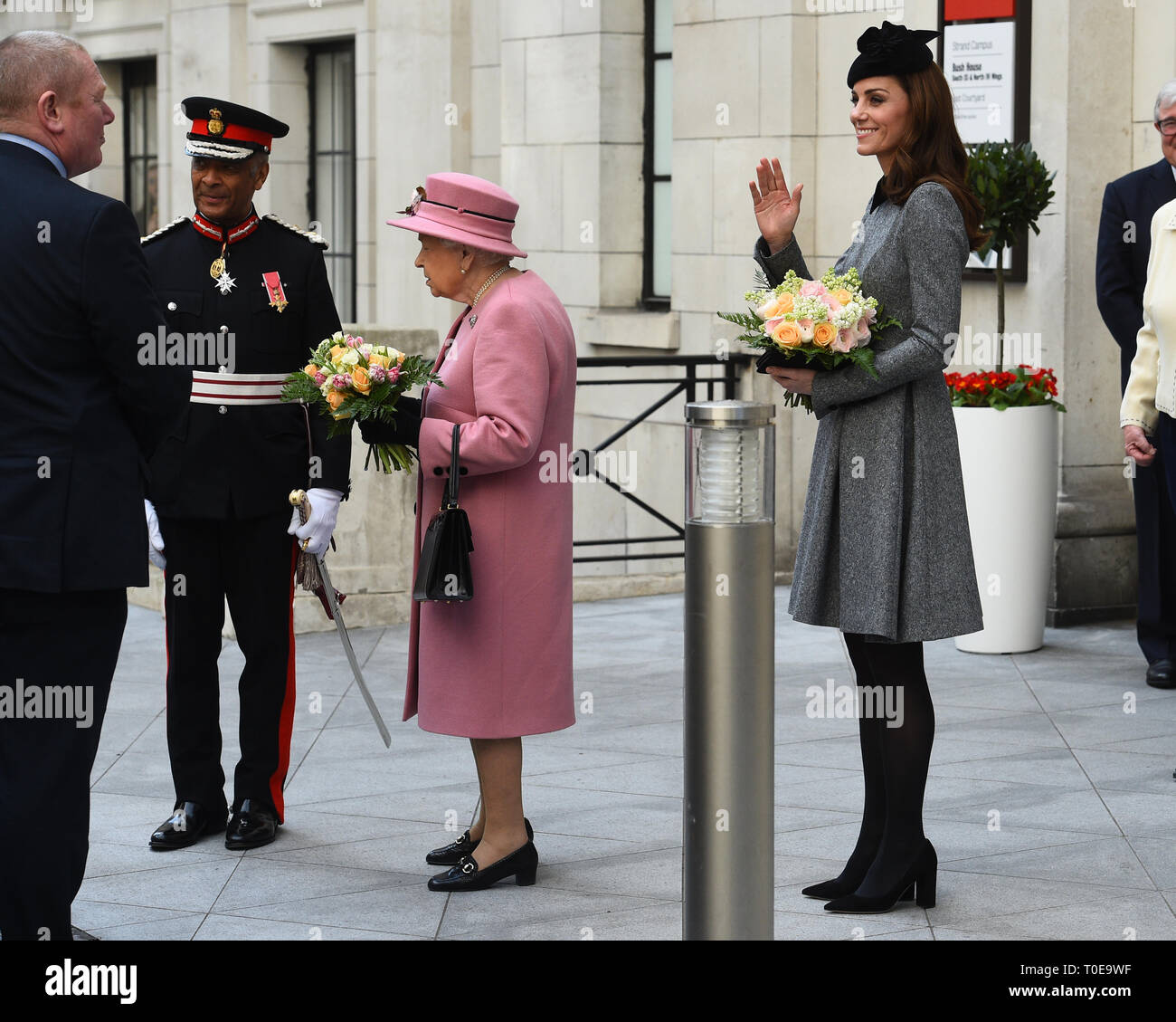 Königin Elizabeth II. und die Herzogin von Cambridge, lassen Sie nach einem Besuch in King's College London, wo sie Bush House, die neuesten Bildung und Lernen Einrichtungen am Strand Campus eröffnet. Stockfoto