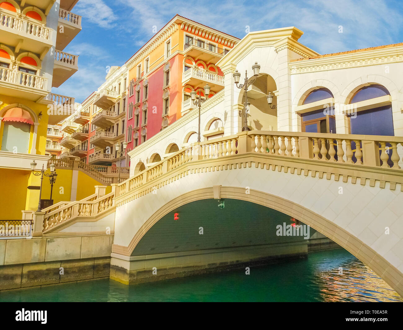 Venezianische Brücke auf die Kanäle der malerischen Viertel von Doha, Katar. Venedig bei Qanat Quartier in der Pearl-Qatar, Persischer Golf, Naher Osten. Berühmte Stockfoto