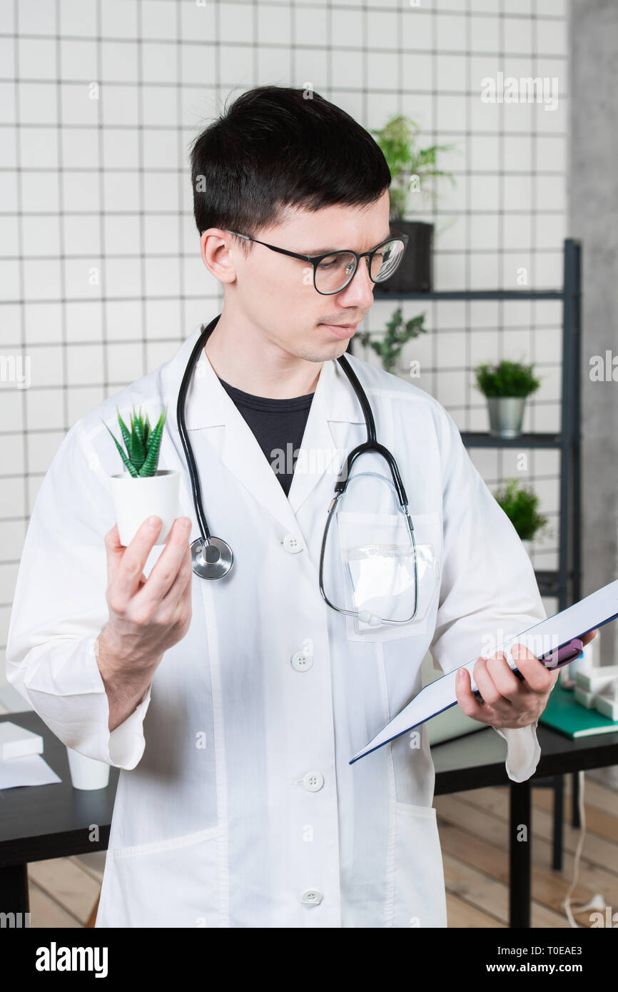 Wissenschaftler führt Experimente mit einer grünen Anlage Stockfoto