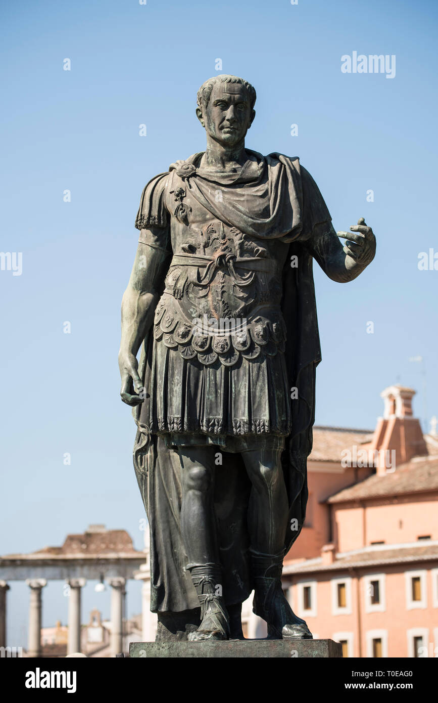 Rom. Italien. Statue von Julius Cäsar (100-44 v. Chr.), auf die Via dei Fori Imperiali. Stockfoto