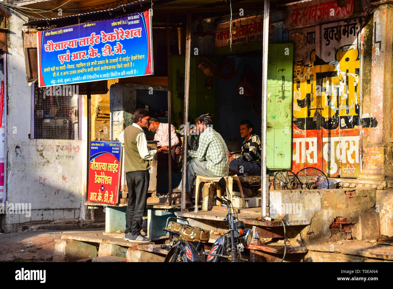 Indische Männer reden, Bundi, Rajasthan, Indien Stockfoto