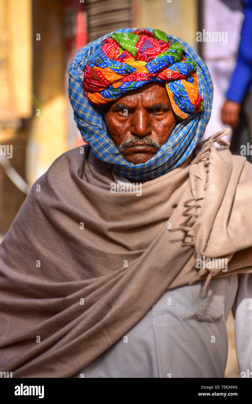 Heftige Suche indischen Gentleman in Turban, Bundi, Rajasthan, Indien Stockfoto
