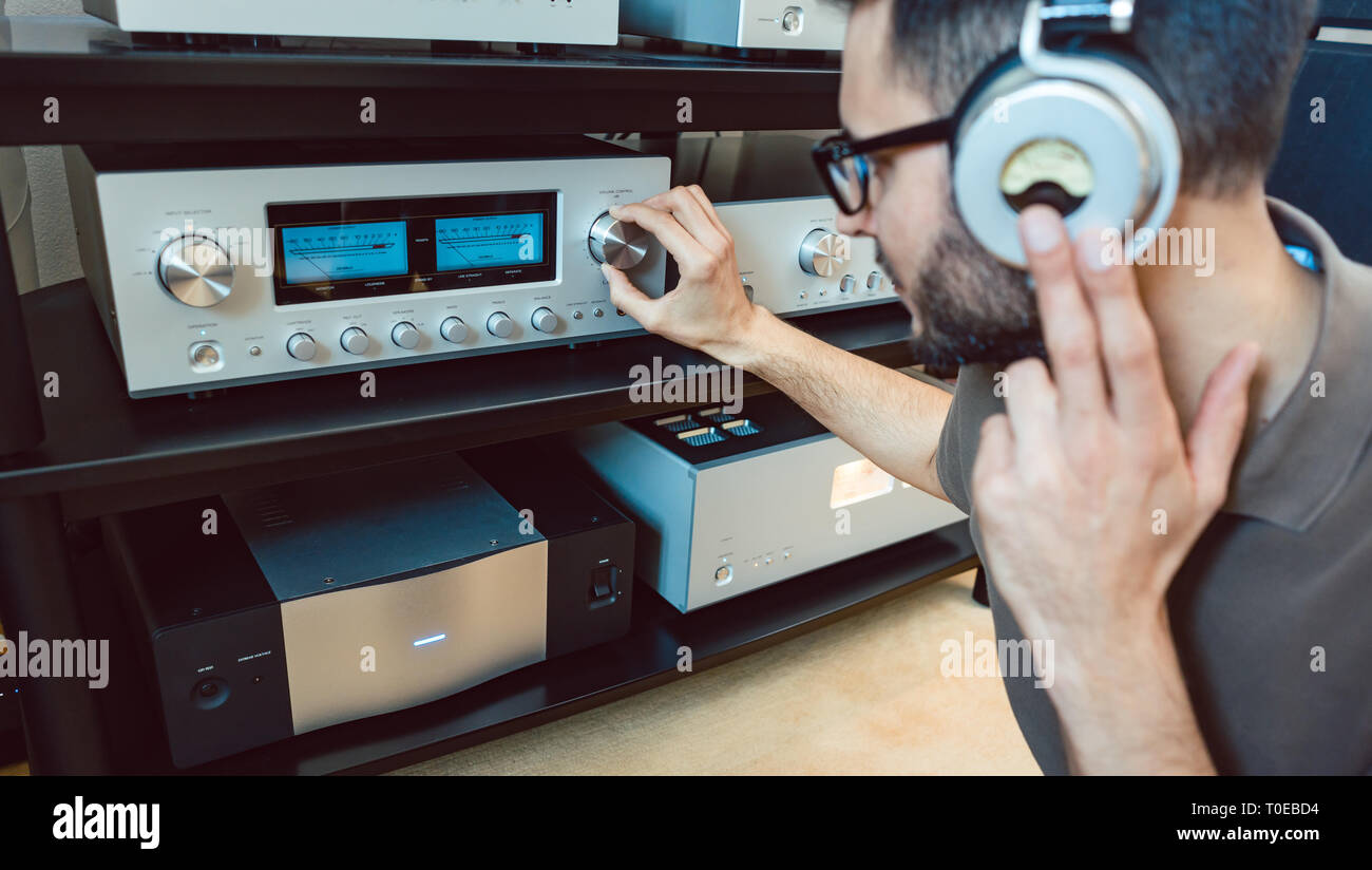 Mann, drehen Sie die Lautstärke auf Hi-Fi Stereo Stockfoto