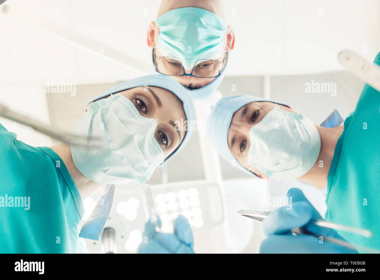 Ärzte in Betrieb Theater am Patienten suchen Stockfoto