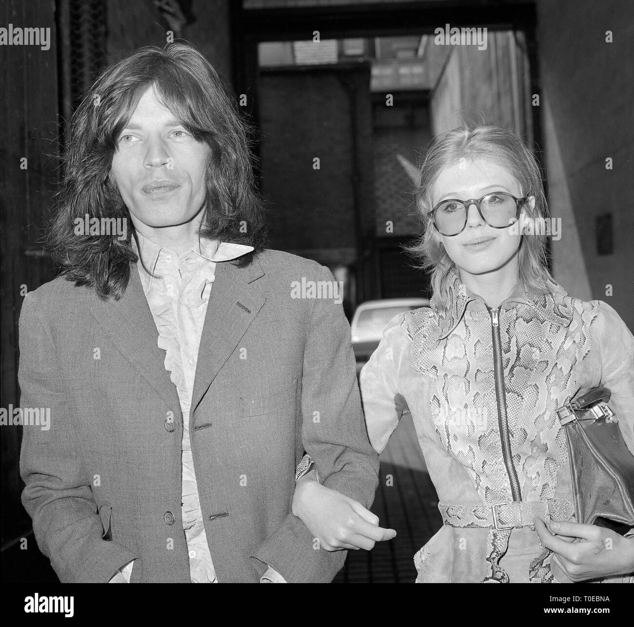 Mick Jagger, Frontmann der Rolling Stones, und die Schauspielerin Marianne  Faithfull nach ihrem Auftritt an der Marlborough Street Court in London  Stockfotografie - Alamy
