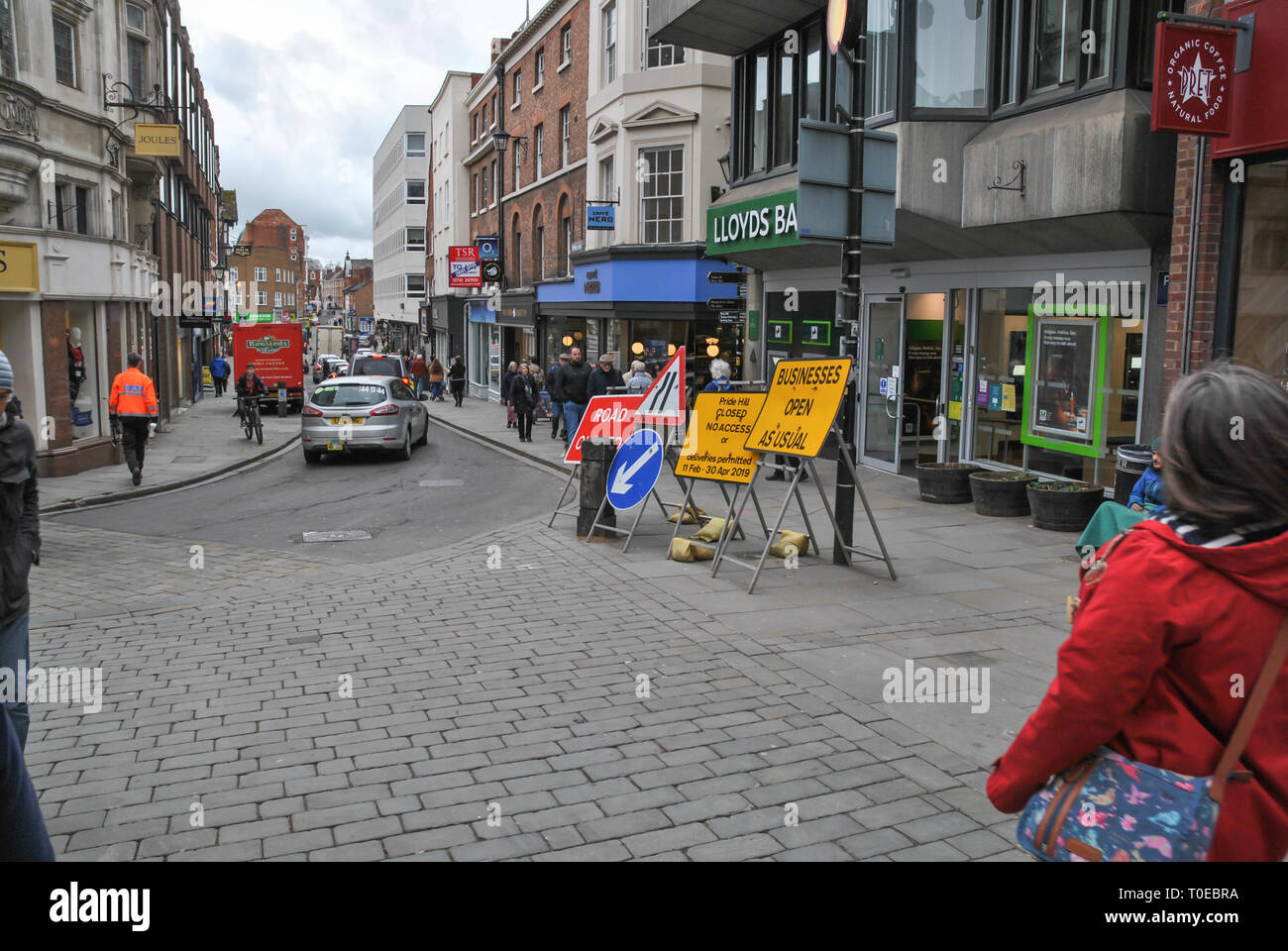 Eine geschäftige Straße Szene gegen die hoplatch" in Shrewsbury suchen Stockfoto