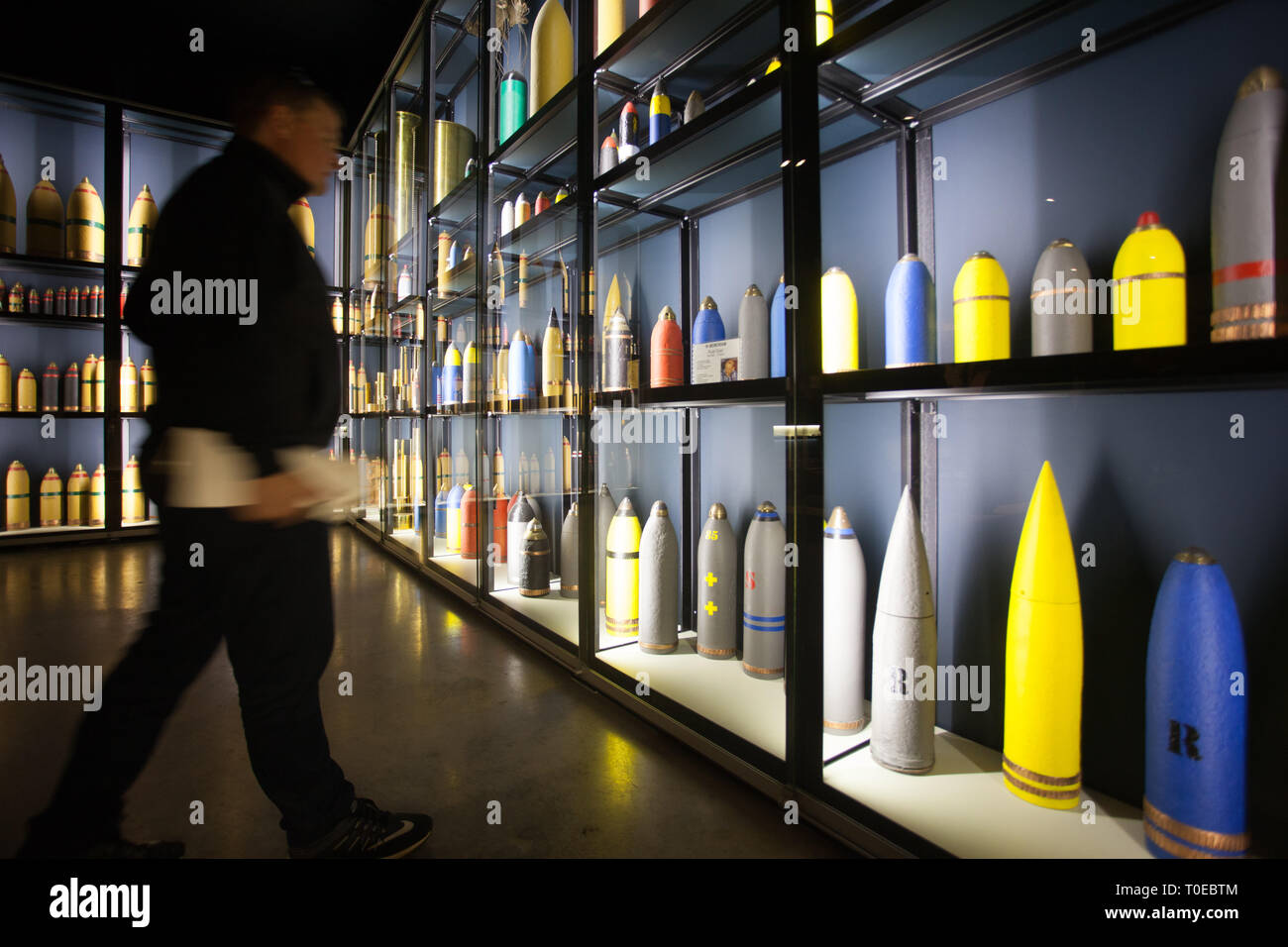 Ein Besucher Patronenhülsen und Bomben auf Museum Display hinter Vitrinen, im Ersten Weltkrieg verwendet wurden. Stockfoto