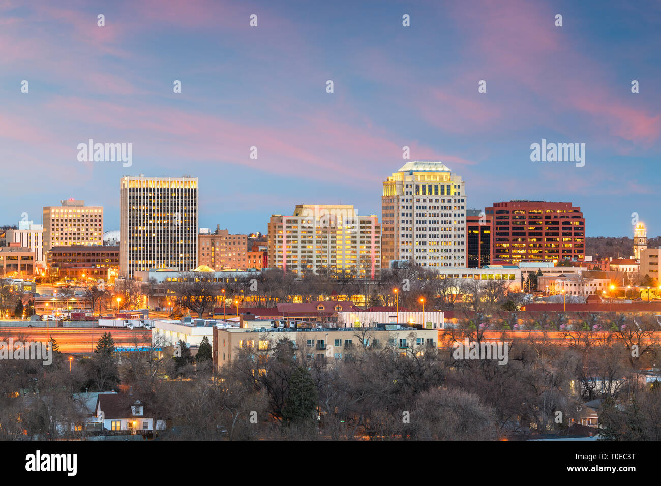 Colorado Springs, Colorado, USA, Downtown Skyline der Stadt in der Dämmerung. Stockfoto
