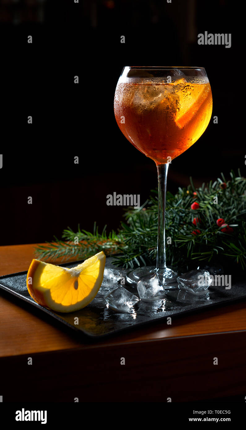 Aperol Spritz Cocktail mit Orangenscheiben und Eis auf schwarz Fach auf dunklen für Feier Stockfoto