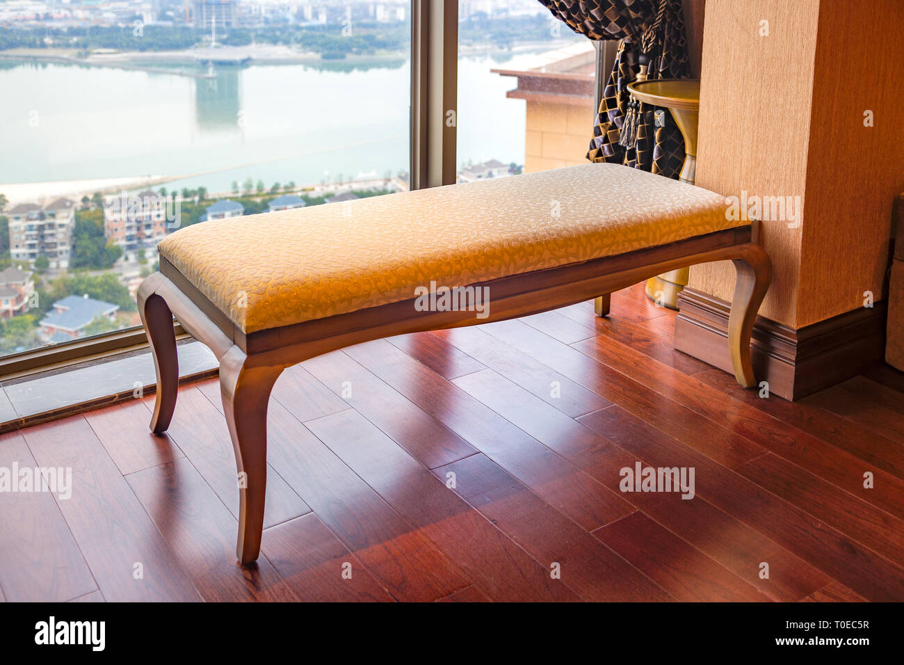 Lange Lounge Chair in der Nähe der Fenster zu einem neuen Interieur, durch das Fenster einen neuen zentralen Villenviertel am Fluss gesehen werden kann, Fuzhou, China Stockfoto