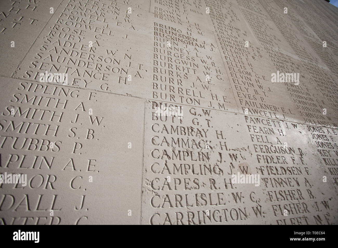 Die Namen von 72.000 plus Soldaten der Alliierten Streitkräfte, die in der Somme gestorben sind, die haben keine bekannten Grab, in Kalkstein an Theipval Gedächtnis eingeschrieben. Stockfoto