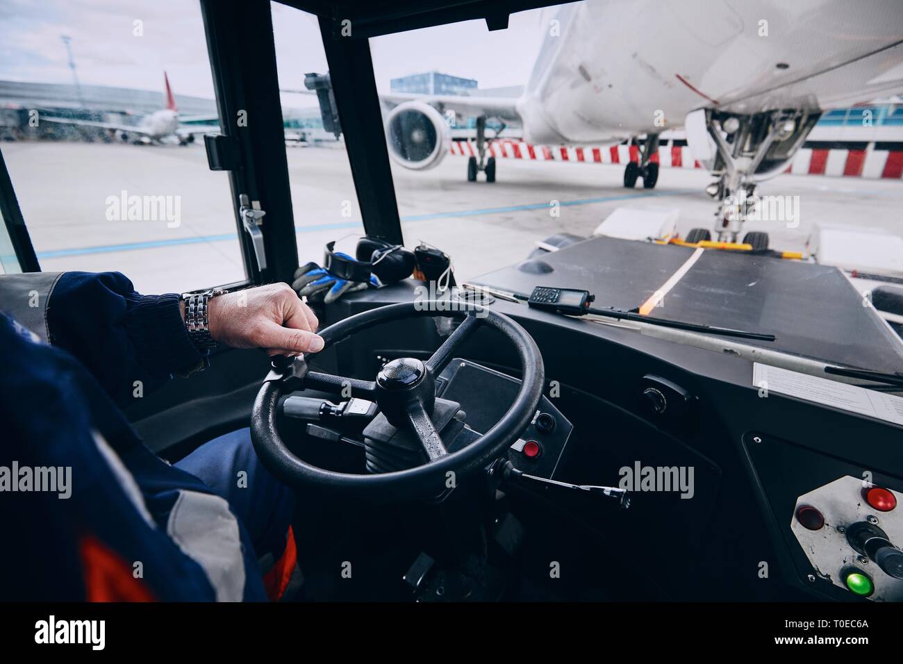 Anstrengenden Tag am Flughafen. Bodenpersonal Vorbereitung im Flugzeug vor dem Flug. Drücken zurück auf die Ebene der Rollweg. Reisen und Industrie Konzepte. Stockfoto