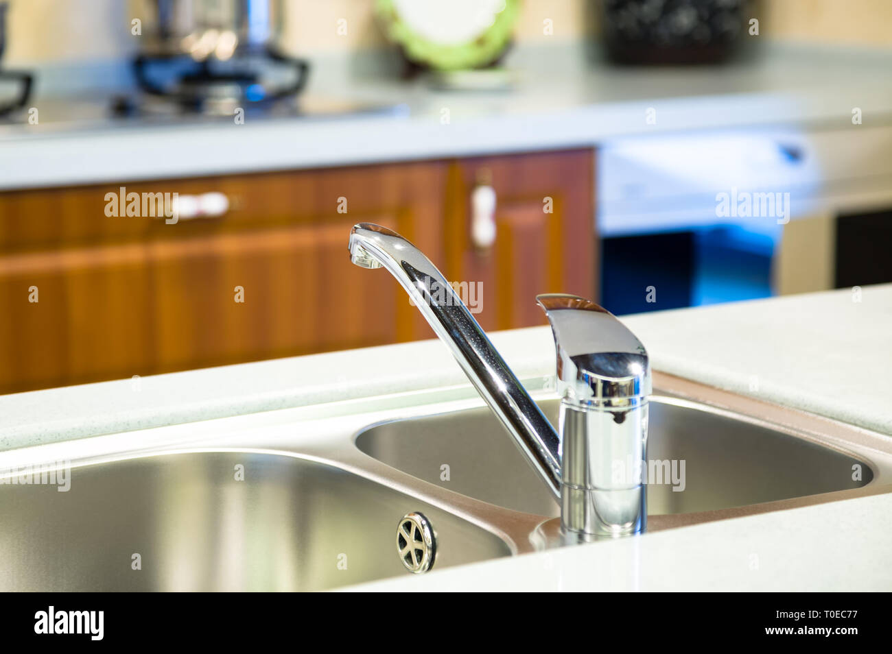Schuss für die saubere Chrom Wasserhahn und Waschbecken in der Küche hautnah Stockfoto