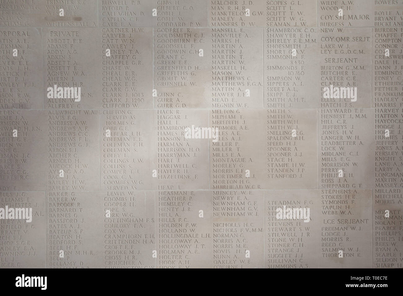 Die Namen von 72.000 plus Soldaten der Alliierten Streitkräfte, die in der Somme gestorben sind, die haben keine bekannten Grab, in Kalkstein an Theipval Gedächtnis eingeschrieben. Stockfoto