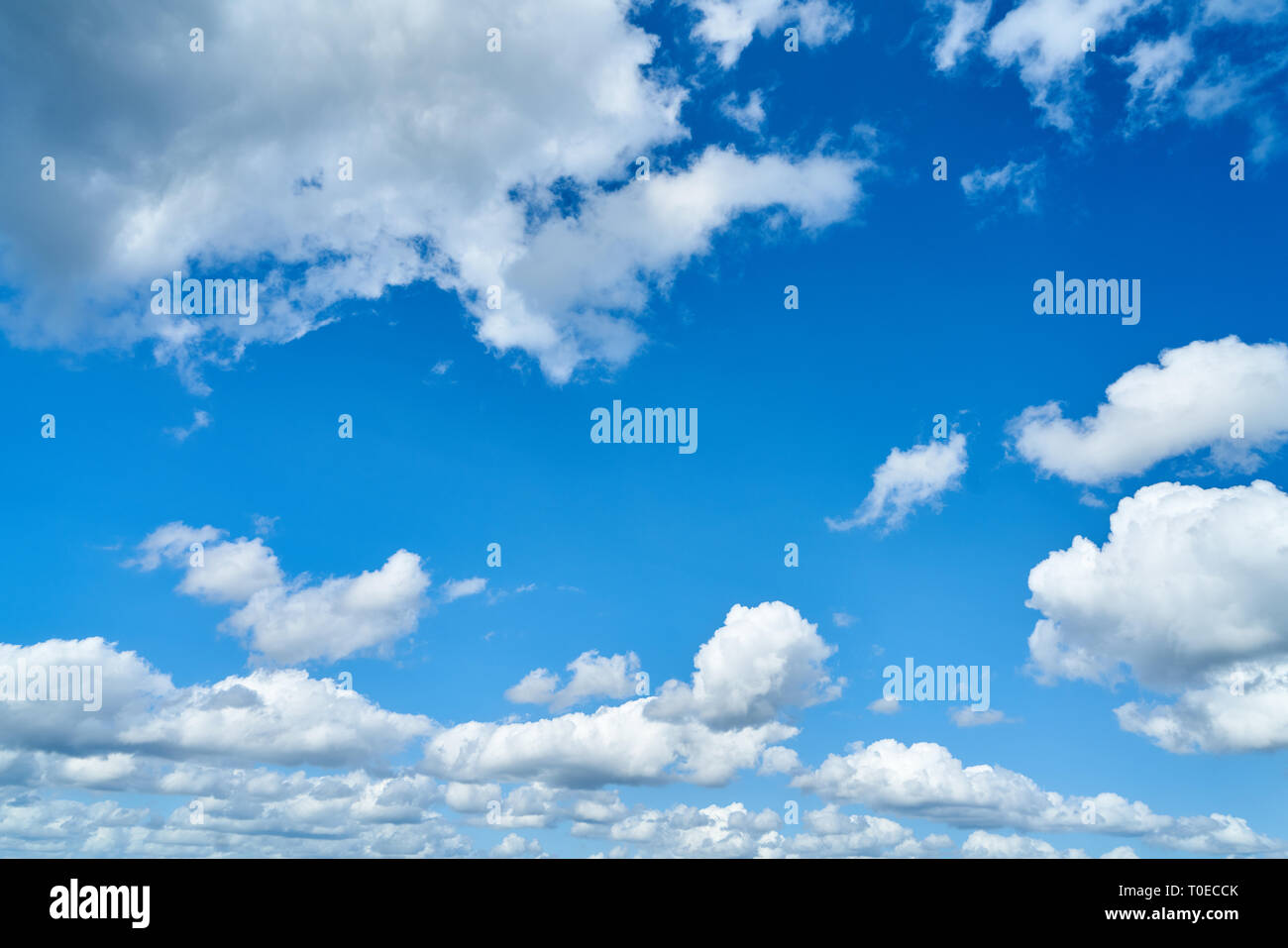Blauer Himmel mit weißen Wolken am Tag als Hintergrund Stockfoto