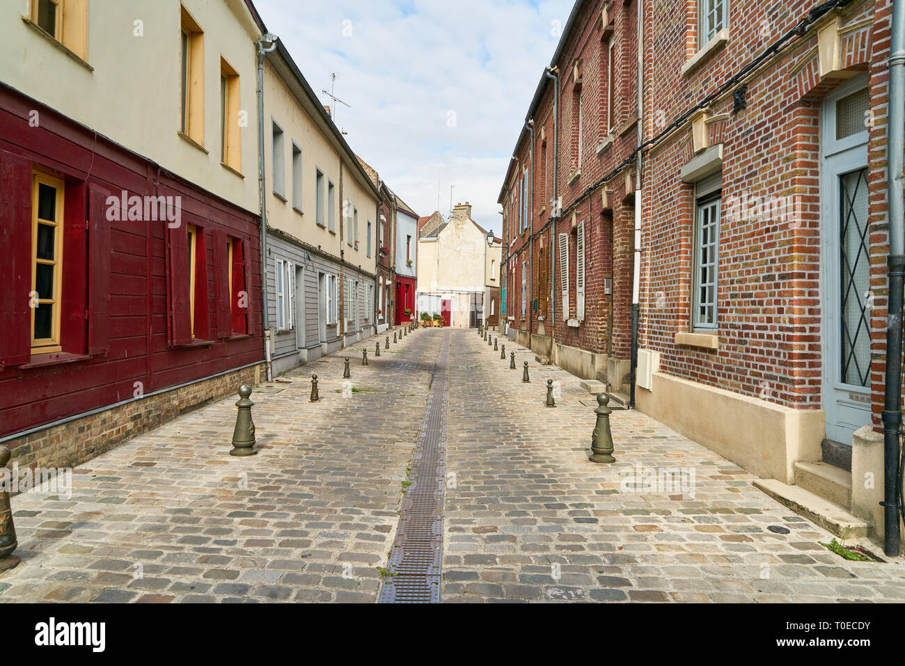 Leere Gasse während des Tages im historischen Zentrum von Amiens, Frankreich Stockfoto