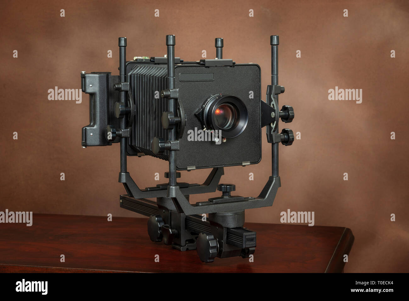 Horizontale Schuß eines 4x5-Kamera auf Braun mit Kopie Raum Stockfoto