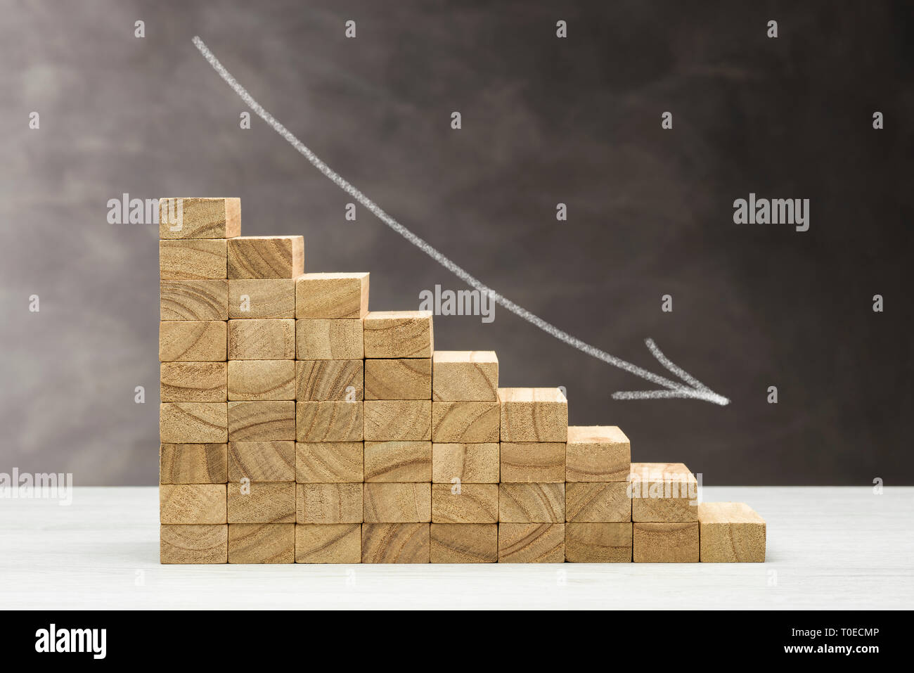 Konzept der verringern. Grafik mit Holzstufen auf grauem Hintergrund. Stockfoto