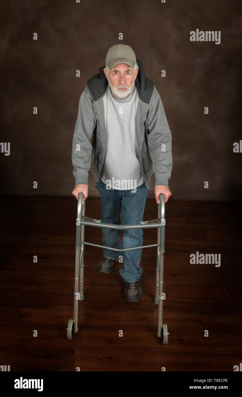Vertikale Schuß aus einer bestimmten alten Mann mit einem Walker. Stockfoto