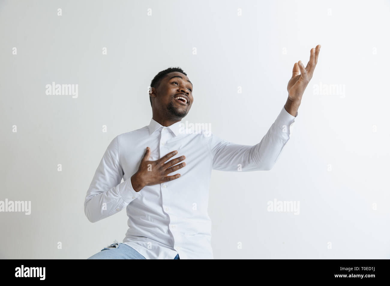 Dankbar, glücklich, zufrieden afrikanischer Mann, Hände auf die Brust zu Herzen liebe Wertschätzung Dankbarkeit Ehrlichkeit, dankbar aufrichtigen Stolz schwarze Kerl möchte auf weißem studio Hintergrund isoliert. Stockfoto