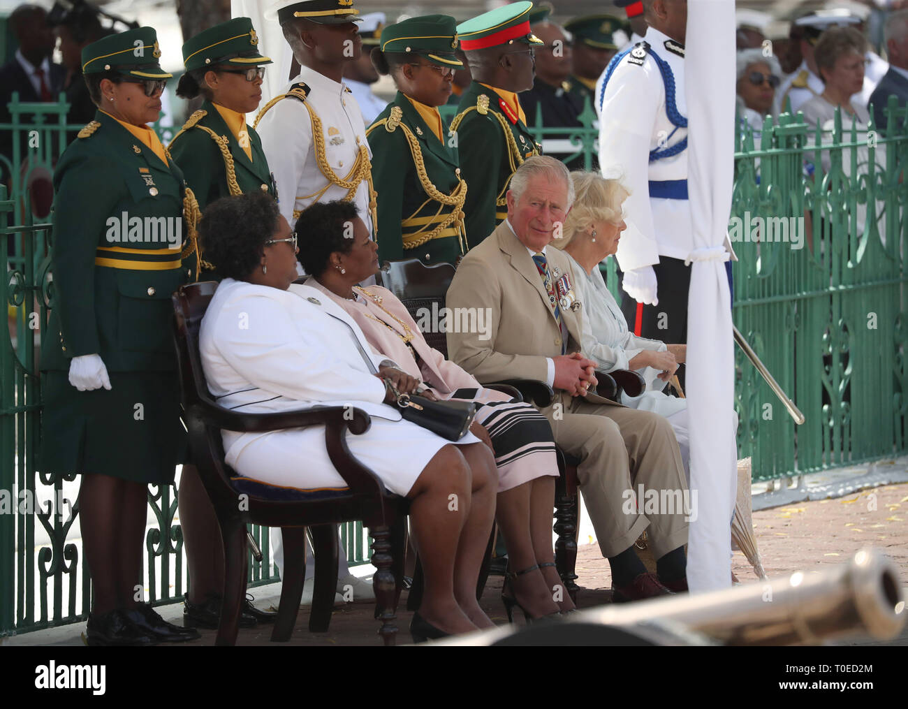 Der Prinz von Wales und die Herzogin von Cornwall in Helden Platz, Bridgetown, Barbados ist durch Generalgouverneur von Barbados, Ihrer Exzellenz Dame Sandra Maurer (Zweite links) und den Premierminister von Barbados, Frau Mia Mottley (links) für eine offizielle Begrüßungszeremonie, da Sie Ihre Tour durch die Karibik fort. Stockfoto