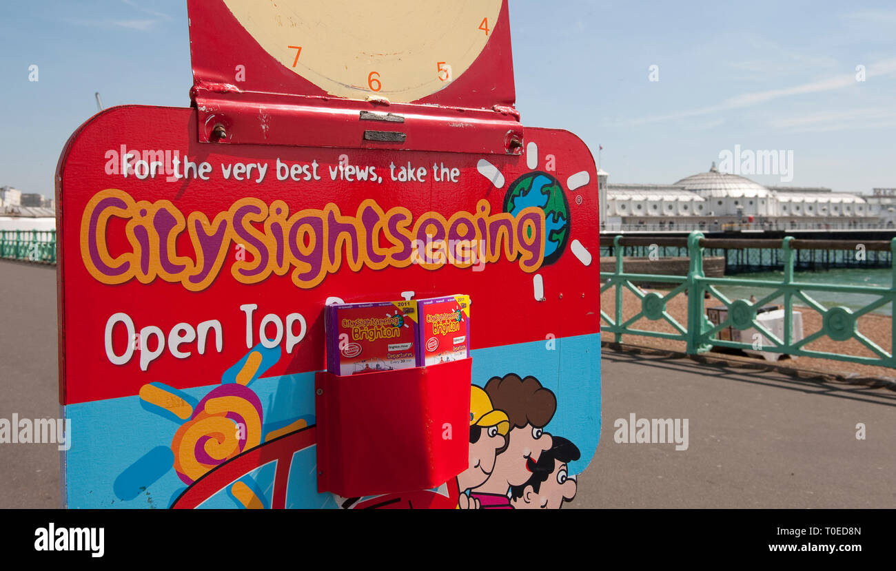 Zeichen und Werbebroschüren für eine Sightseeing Tour im offenen Bus in der Küstenstadt Brighton, Sussex, England. Stockfoto